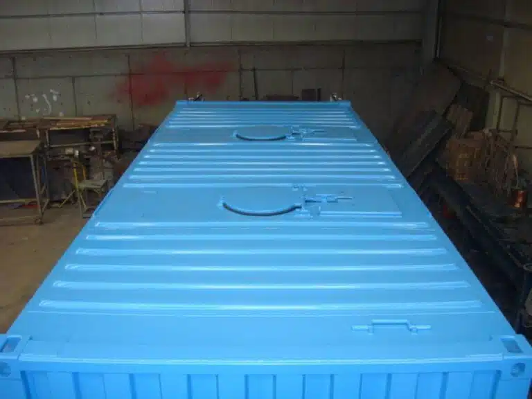 Bulk, pressurized container for transporting liquids